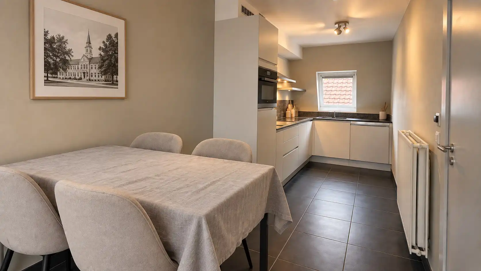 Instapklaar appartement met afzonderlijke garage en terras foto 3