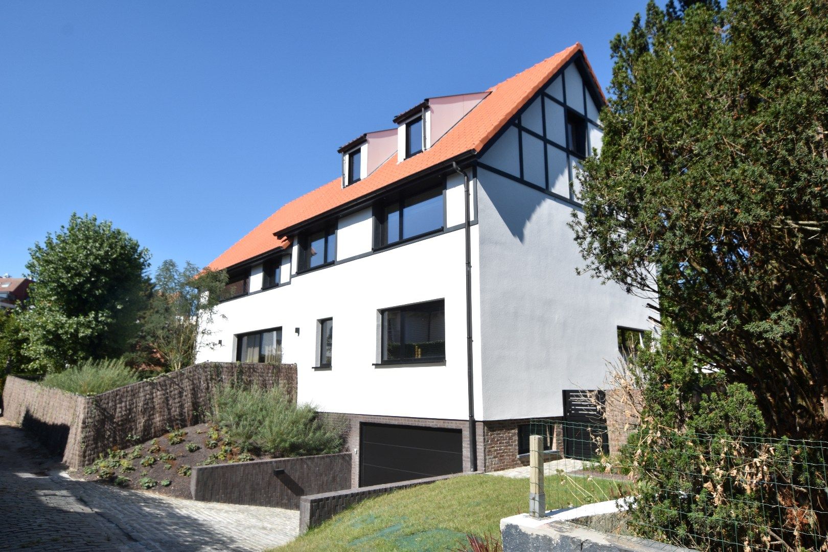 Charmante gerenoveerde villa verscholen in een paadje van het Zoute foto {{pictureIndex}}
