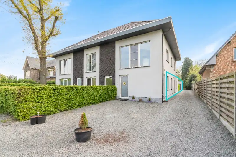 Gelijkvloers appartement met tuin en garage foto {{pictureIndex}}