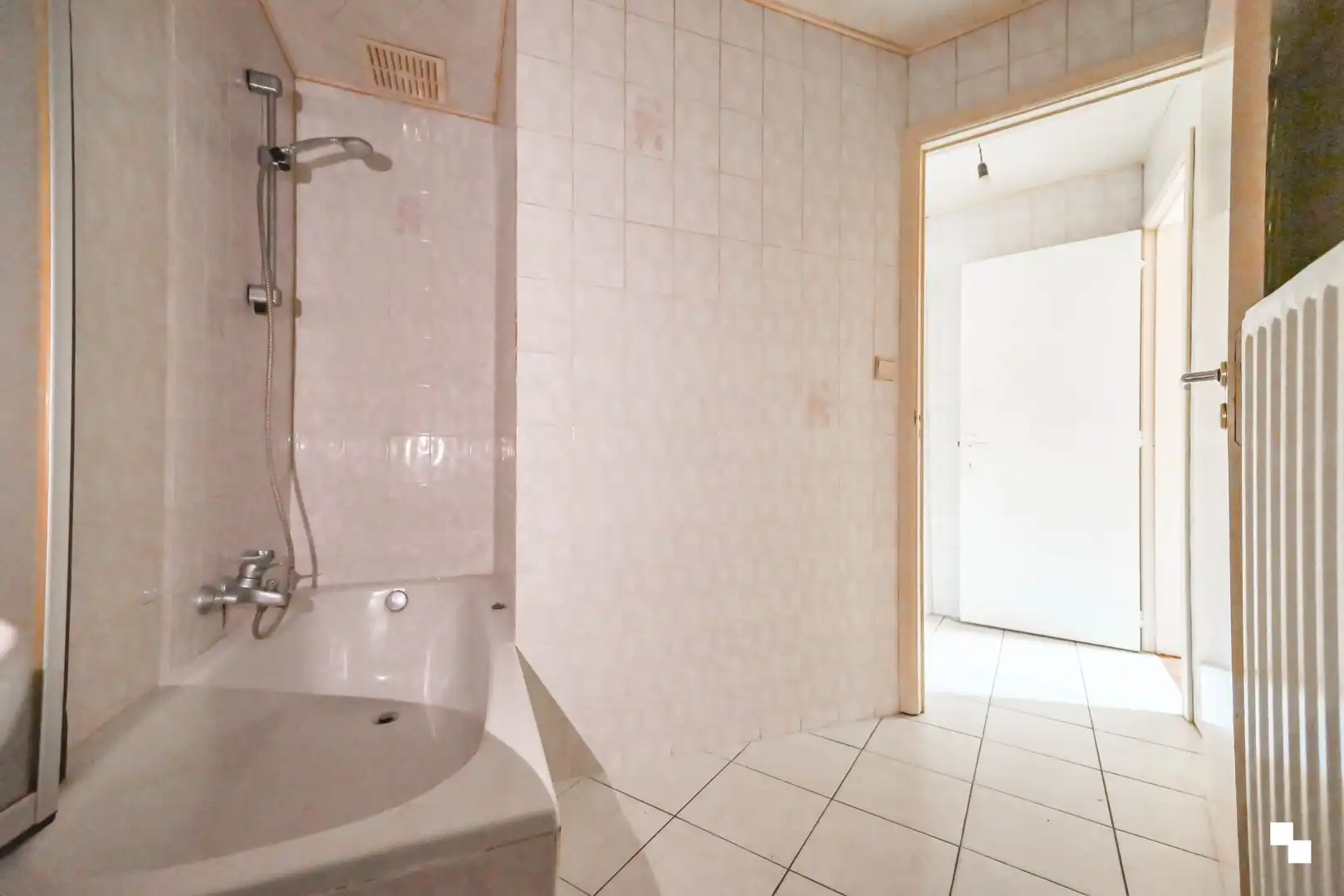 Totaal te renoveren woning met riante garage te Bosmolens foto 9