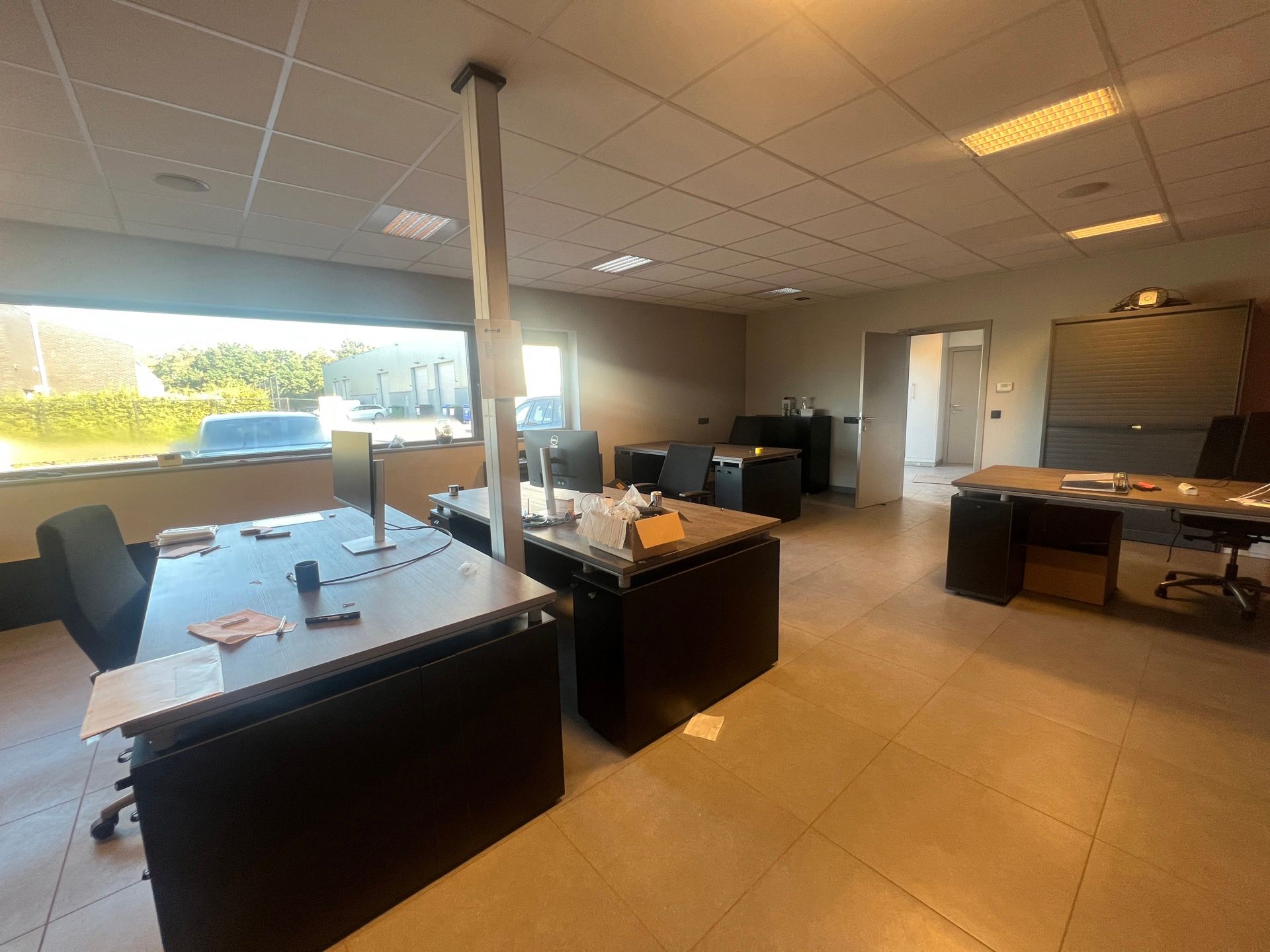 MULTIFUNCTIONEEL BEDRIJFSGEBOUW MET APPARTEMENT EN BUITENTERREIN foto 11