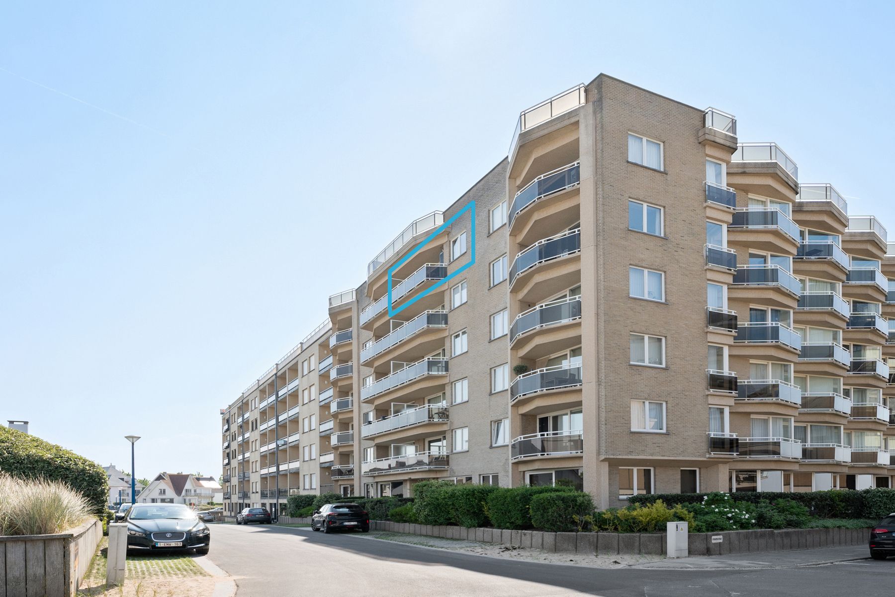 Verzorgd appartement met zonneterras en zijdelings zeezicht foto {{pictureIndex}}