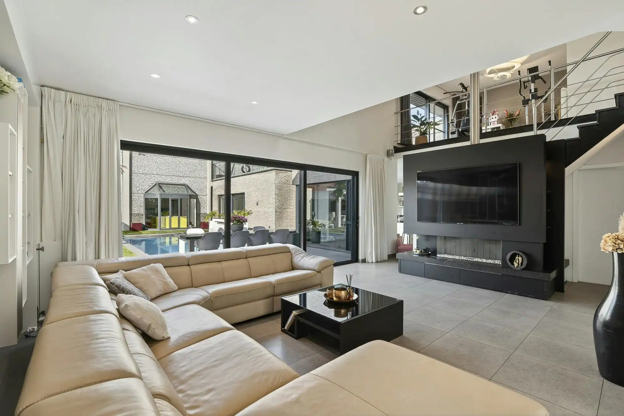 Luxe villa met exclusieve tuin en 600m2 magazijn in KMO-zone foto 5