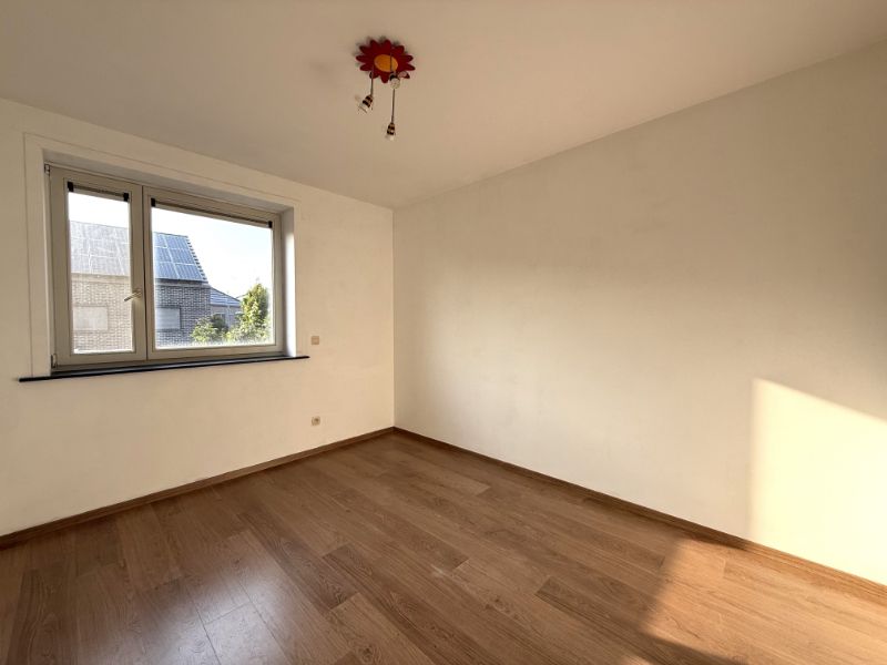 Rustig gelegen woning met mooie tuin en carport foto 13