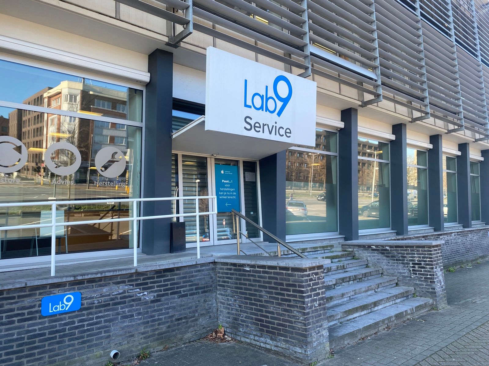 Ruime toonzaal met magazijn en parkeermogelijkheden te huur foto 2