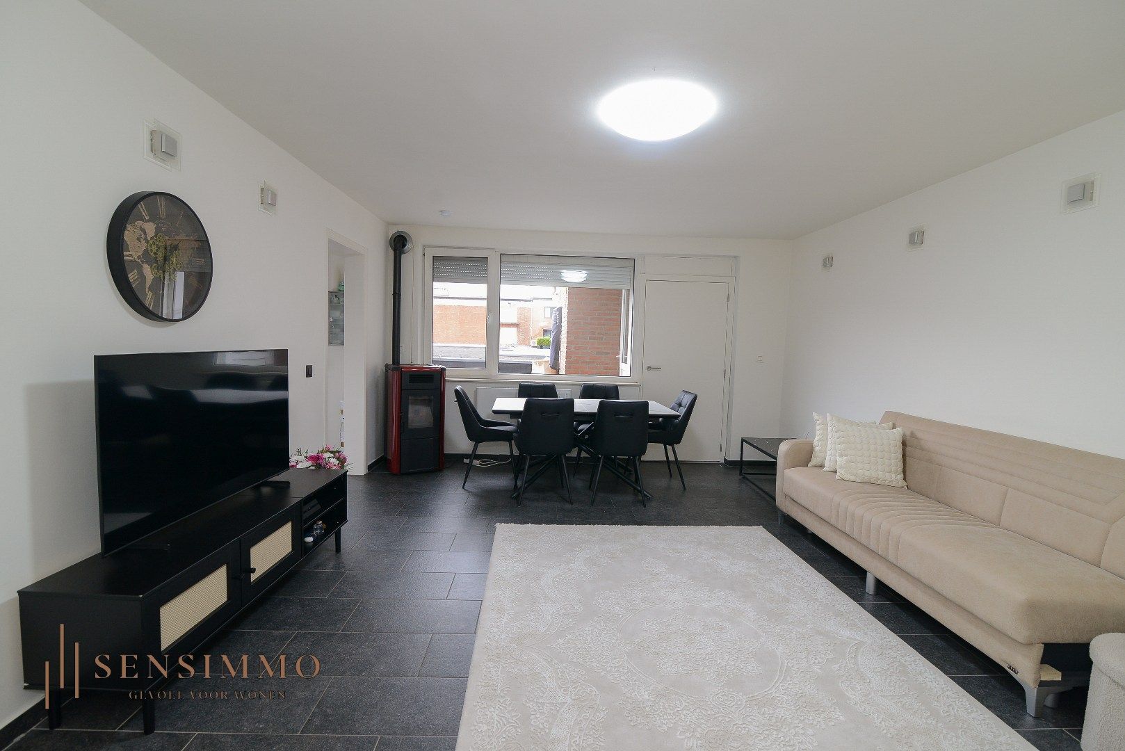 Gerenoveerd appartement met terras en 2 slaapkamers in Genk foto 5