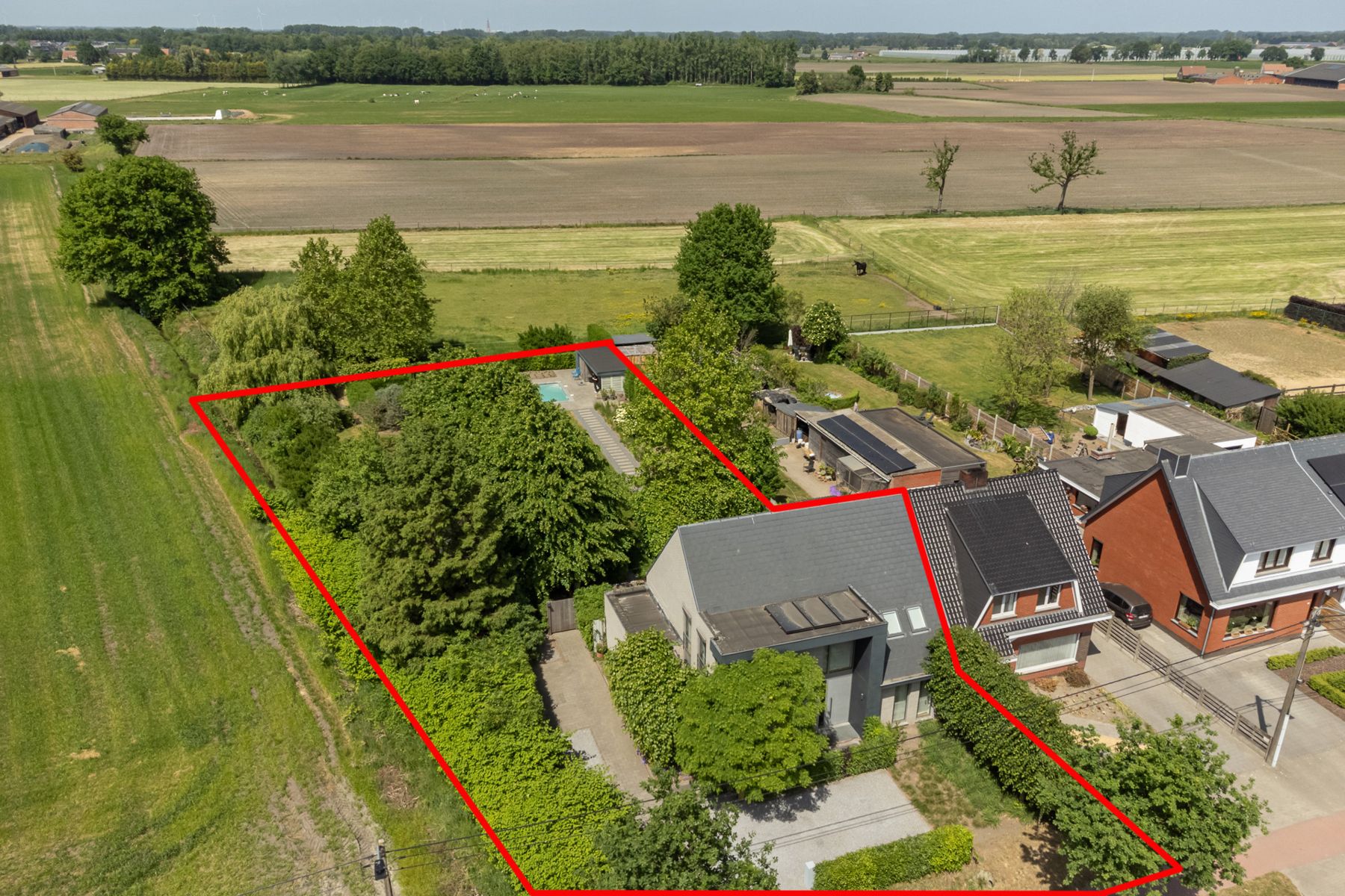 Ruime gezinswoning met 5 slk, verwarmd zwembad en tuin. foto 45