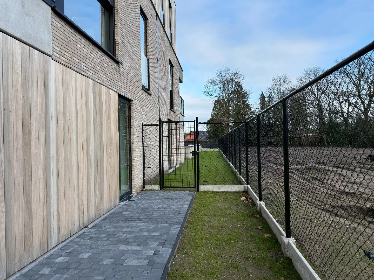 Gelijkvloers 2-slpk appartement met tuin, 2 stpls en een kelder foto 2