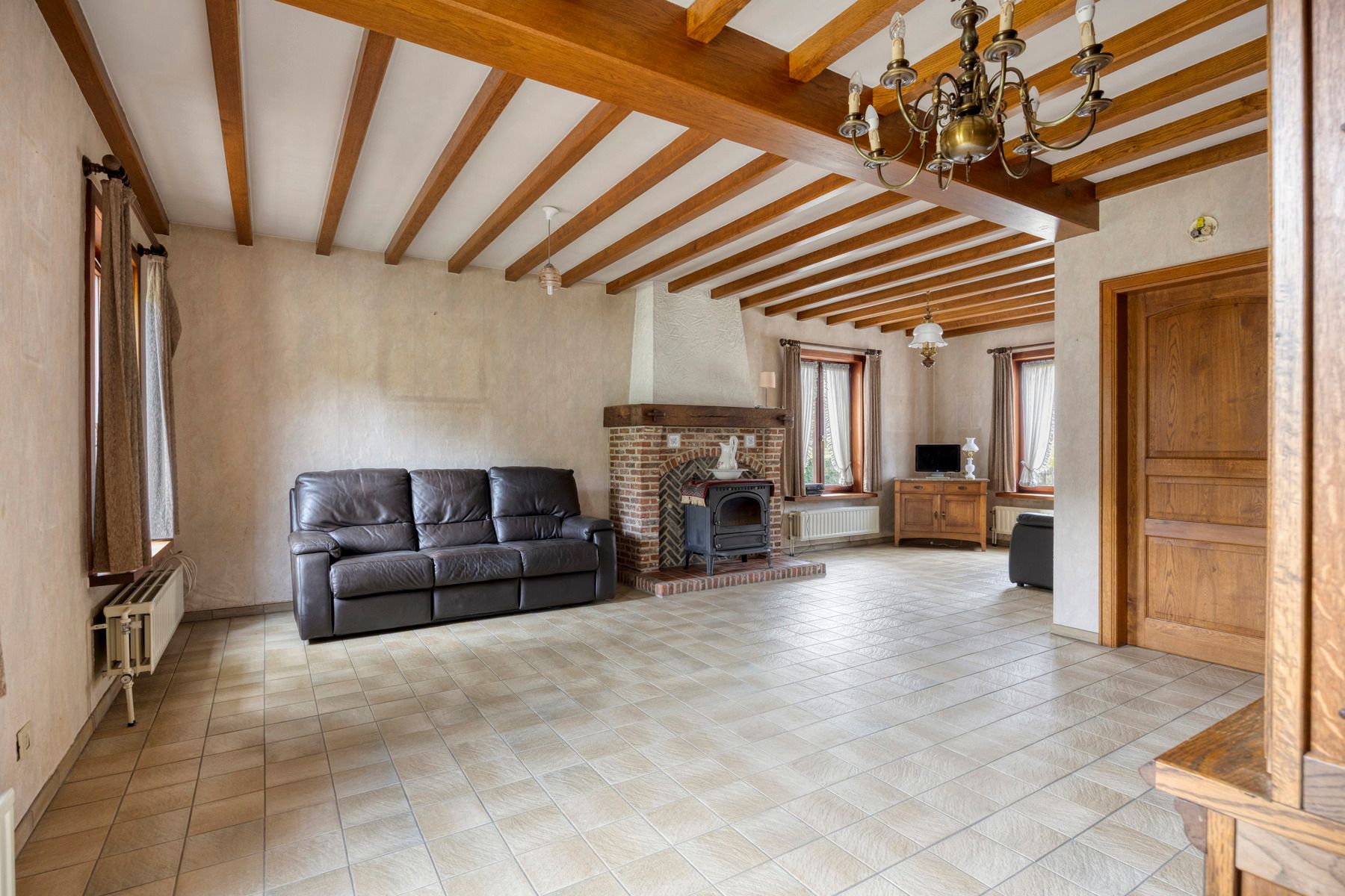 Karaktervolle te renoveren woning op perceel van 37a20ca! foto 5