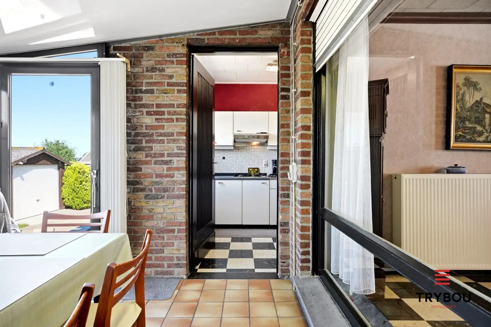 Alleenstaande woning op een ruim perceel met 3 slaapkamers en 2 garages!  foto 7
