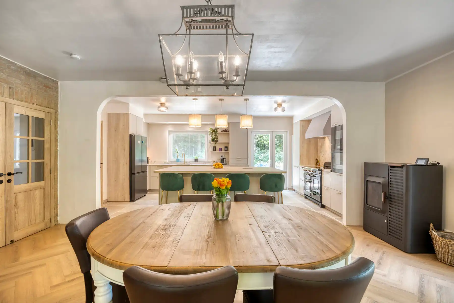 Zeer ruime gerenoveerde woning (± 398 m²) op een perceel van ± 60 are in het prestigieuze Bois de Strihoux foto 6