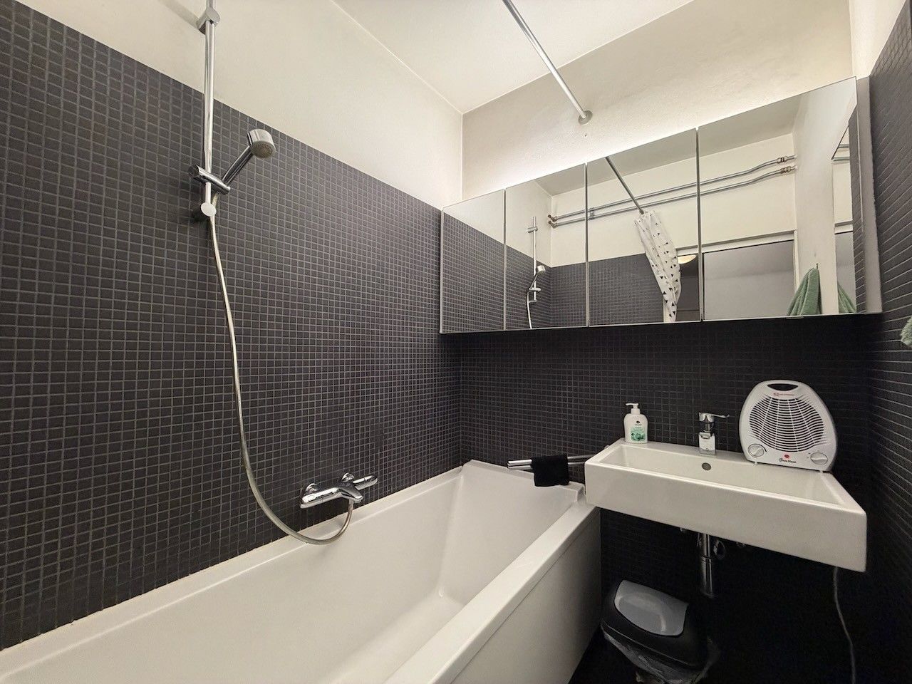 Genk-centrum, Jan Habexlaan 17 bus 11: Energiezuinig appartement met 2 slaapkamers, 2 terrassen en garage. foto 14