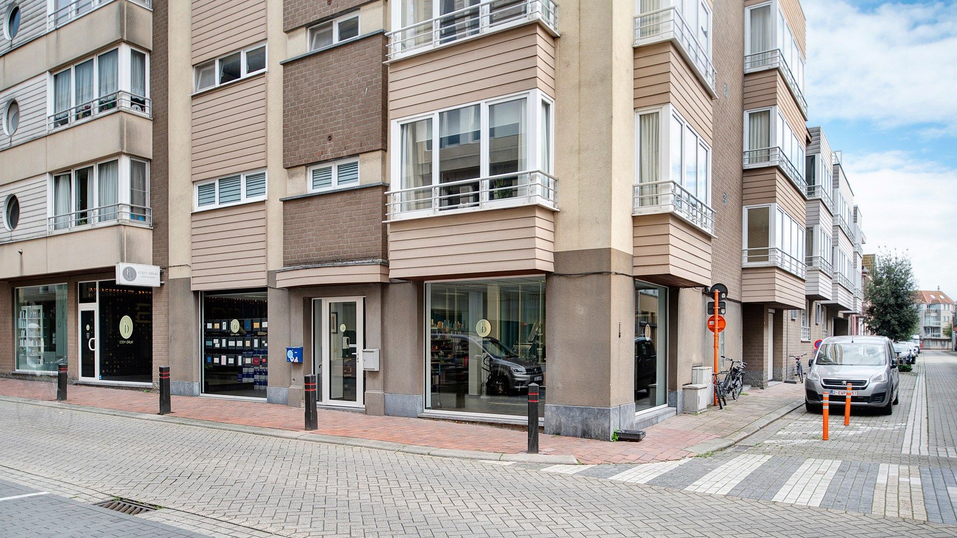 Buitenkans: groot kantoor met veel passage te Heist-aan-Zee foto {{pictureIndex}}