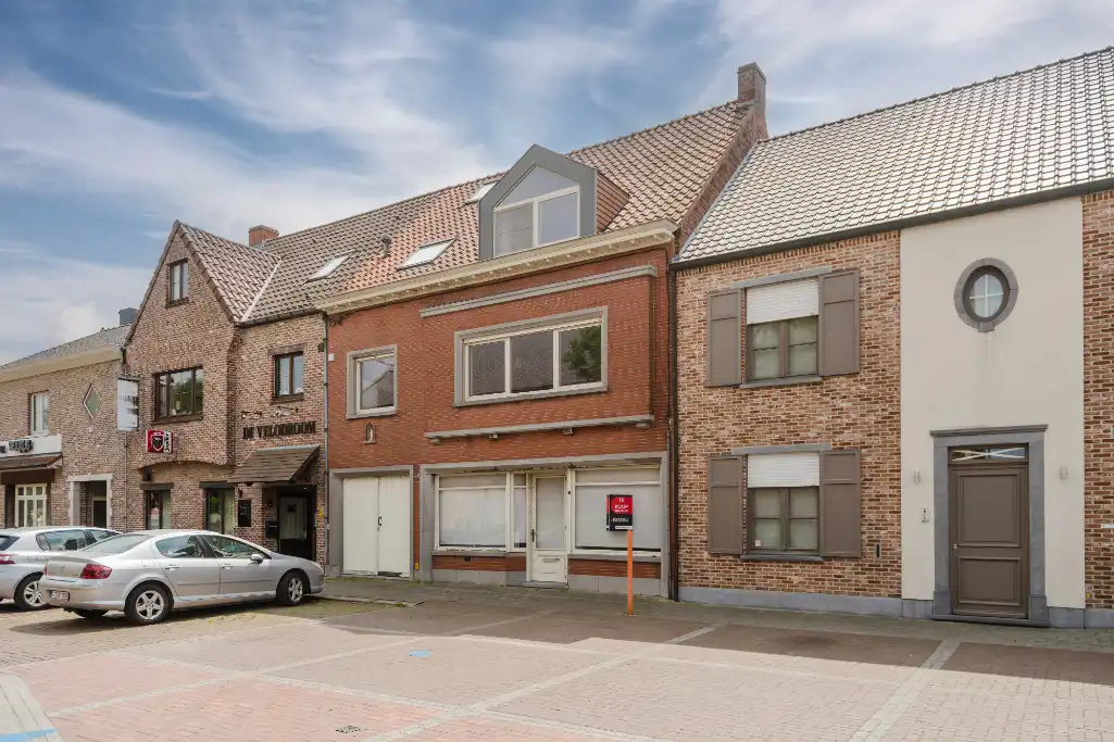 Unieke handelsopportuniteit op het Kerkplein van Sint-Eloois-Winkel foto {{pictureIndex}}