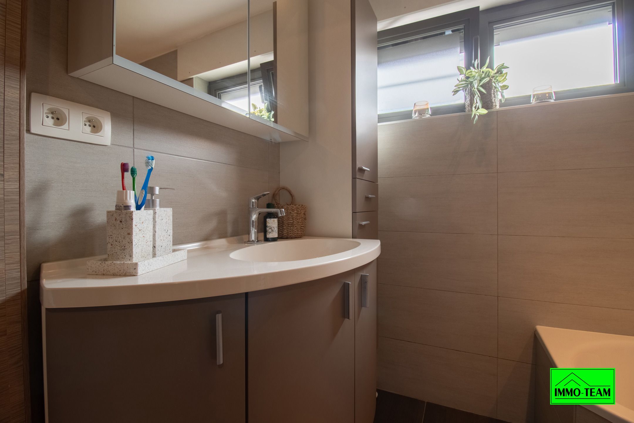 Instapklare gezinswoning met royale woonruimte en luxe  foto 9