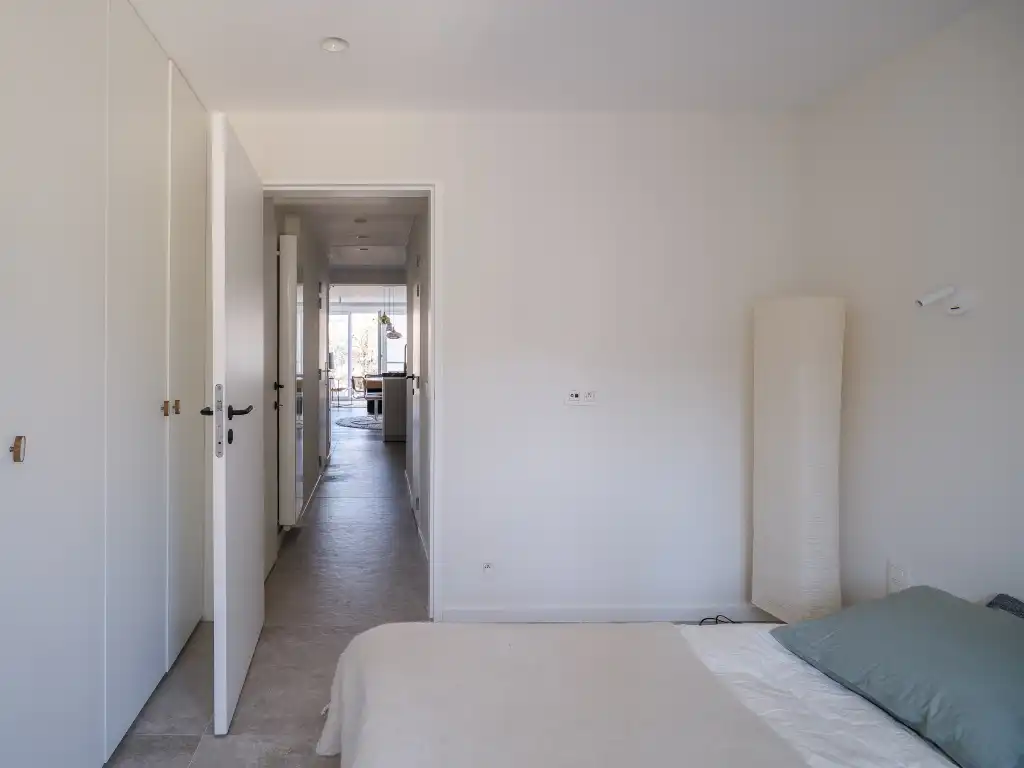 Lichtrijk gerenoveerd éénslaapkamerappartement met terras en zicht op het water foto 12