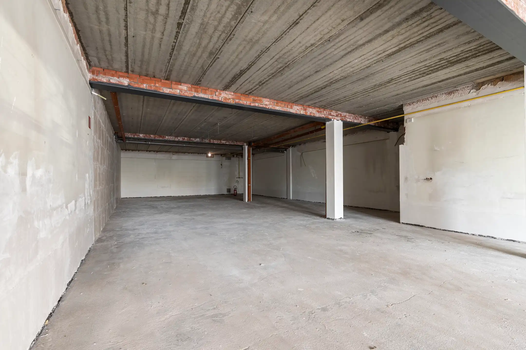 Casco handelsruimte van ca. 242 m² gelegen aan de jachthaven foto 3