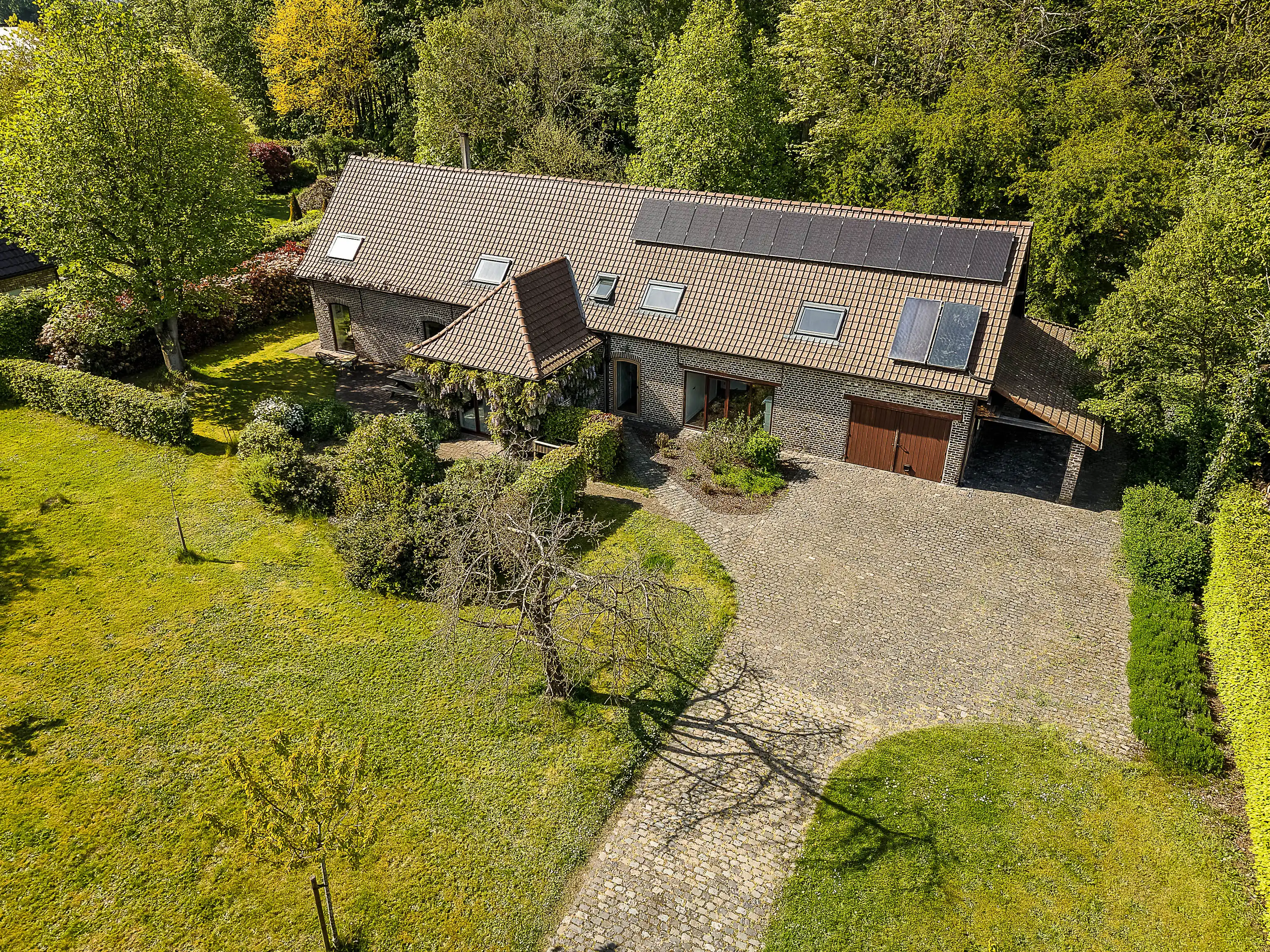 Exclusief wonen - karaktervolle villa op 3.296 m² groen foto {{pictureIndex}}