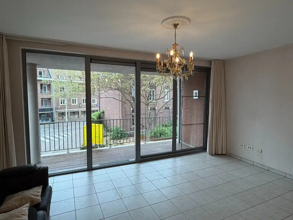Genk-centrum, Oude Markt 4 bus 11: Ruim en energiezuinig appartement (133 m²) met 2 slaapkamers, overdekt terras, dubbele autostaanplaats en kelderberging. foto 8