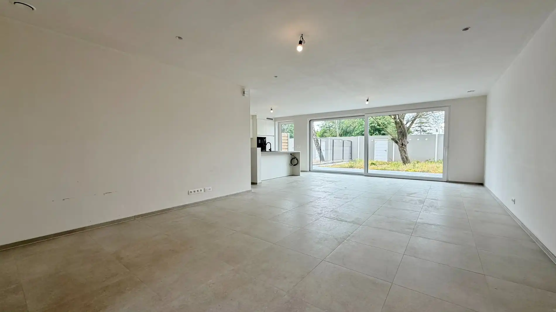 Nieuwbouwwoning met 5 slaapkamers, zonnige tuin en 2 garages te huur foto 3