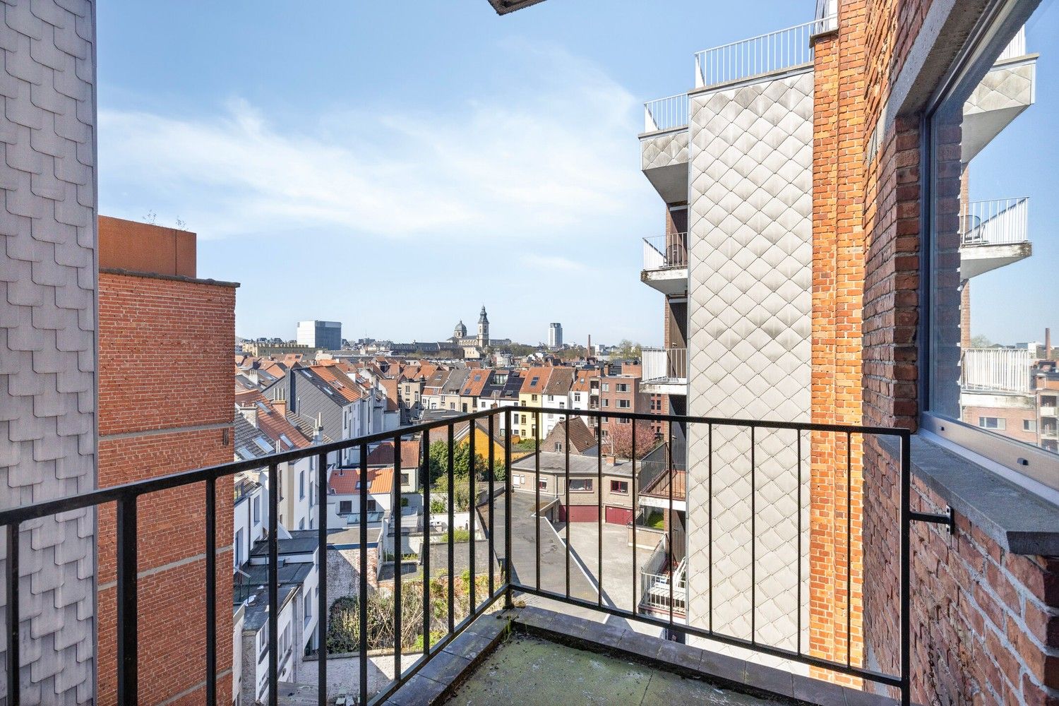 Goed onderhouden, ruim twee slaapkamer appartement met terras foto 12