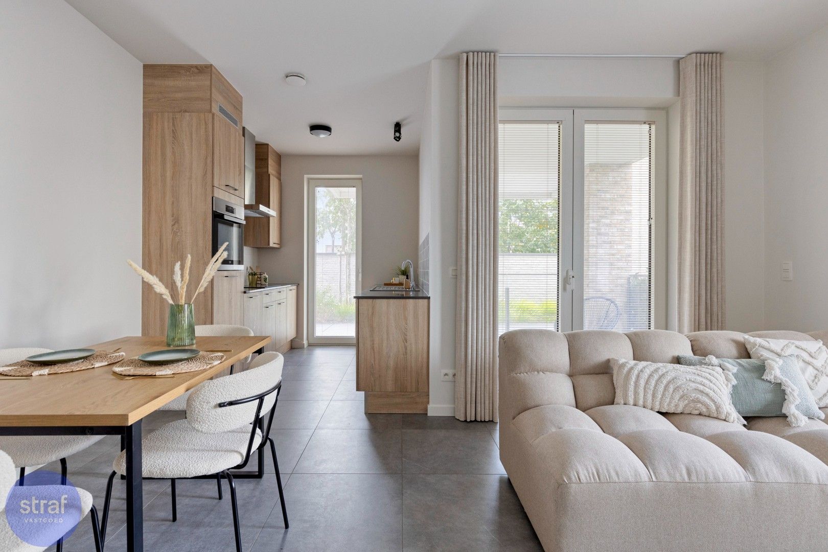Nieuw en gezellig appartement met terras op toplocatie foto 2