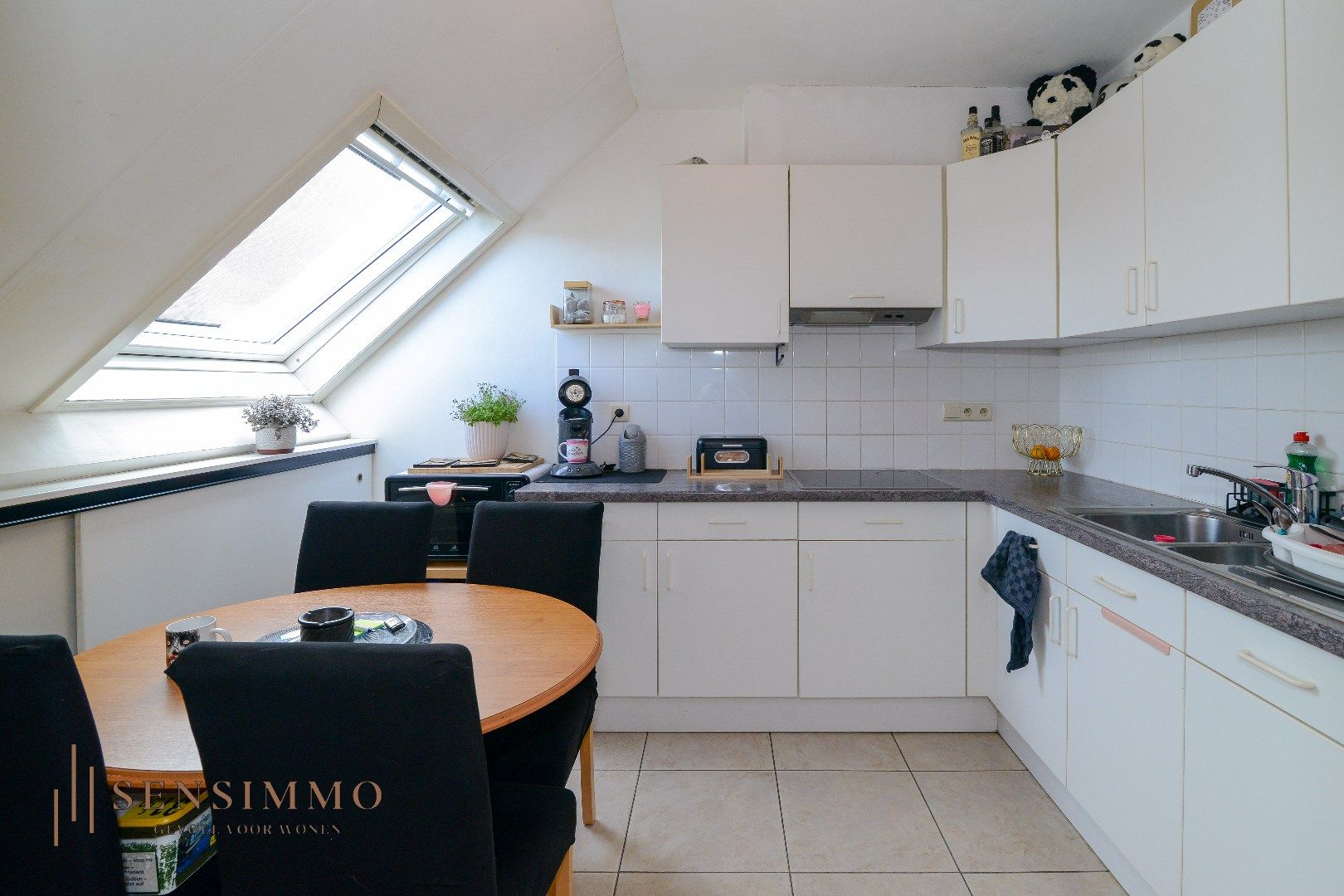 INVESTEERDERSOPPORTUNITEIT - GEBOUW MET TOONZAAL + 4 APPARTEMENTEN + MAGAZIJN + GARAGEBOXEN + BOUWGROND foto 26