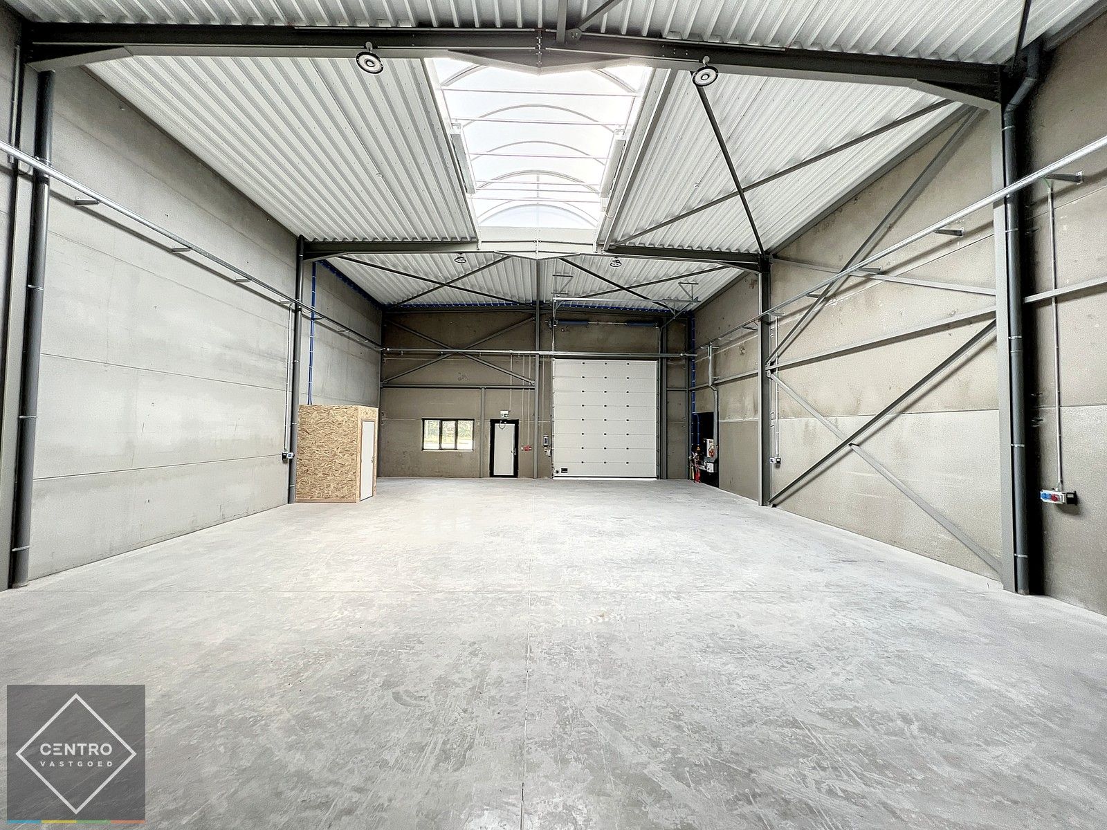 Kwalitatief en goed geïsoleerd NB MAGAZIJN (225m2), voorzien van elektrische sectionaalpoort, deur, raam (voor kantoor) en 2 private parkeerplaatsen op industriezone te Waregem. foto 3