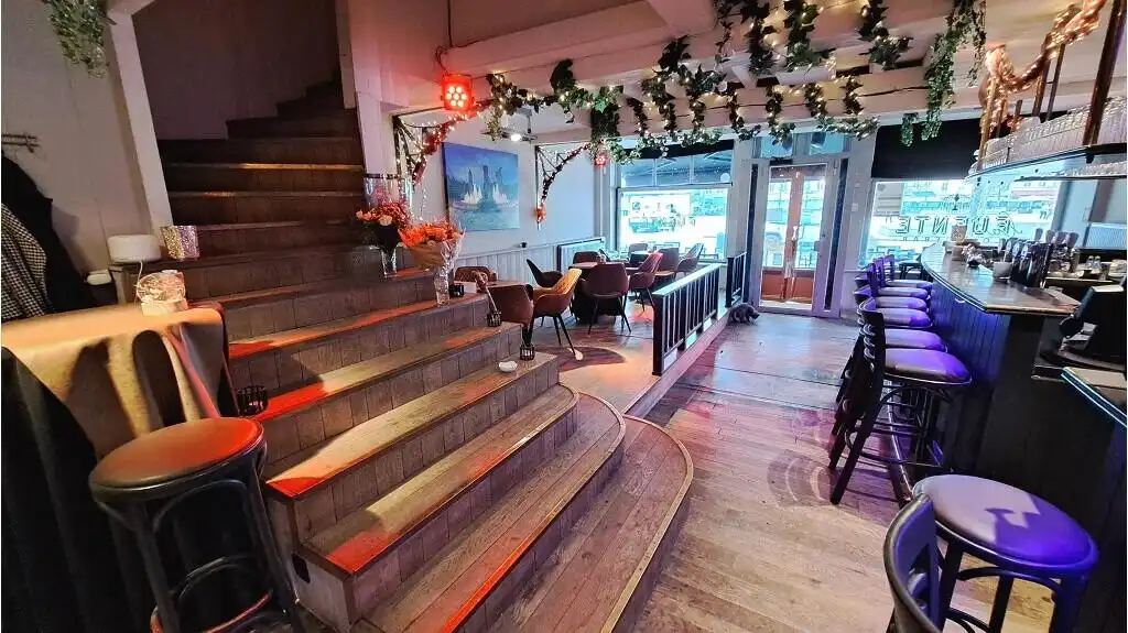 Overname instapklare lounge- en tapasbar met ruim terras in Brugge foto 4