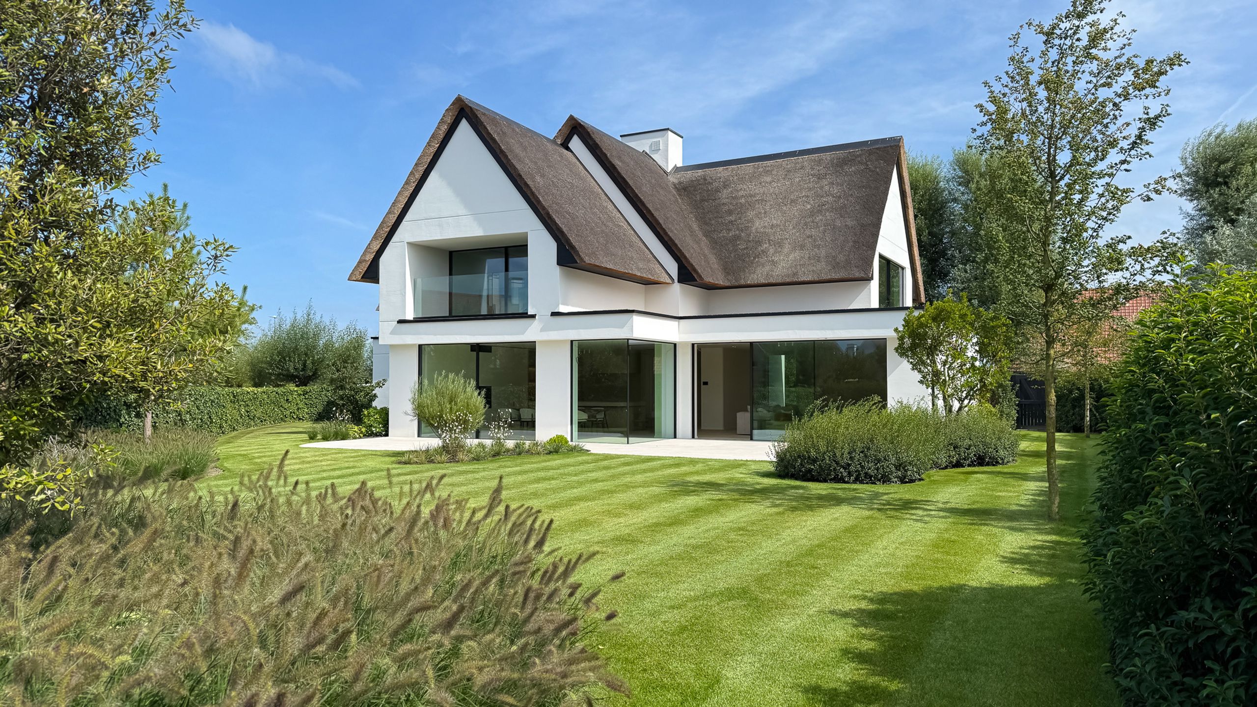 Exclusieve nieuwbouwvilla aan de rand van het Zoute... foto {{pictureIndex}}