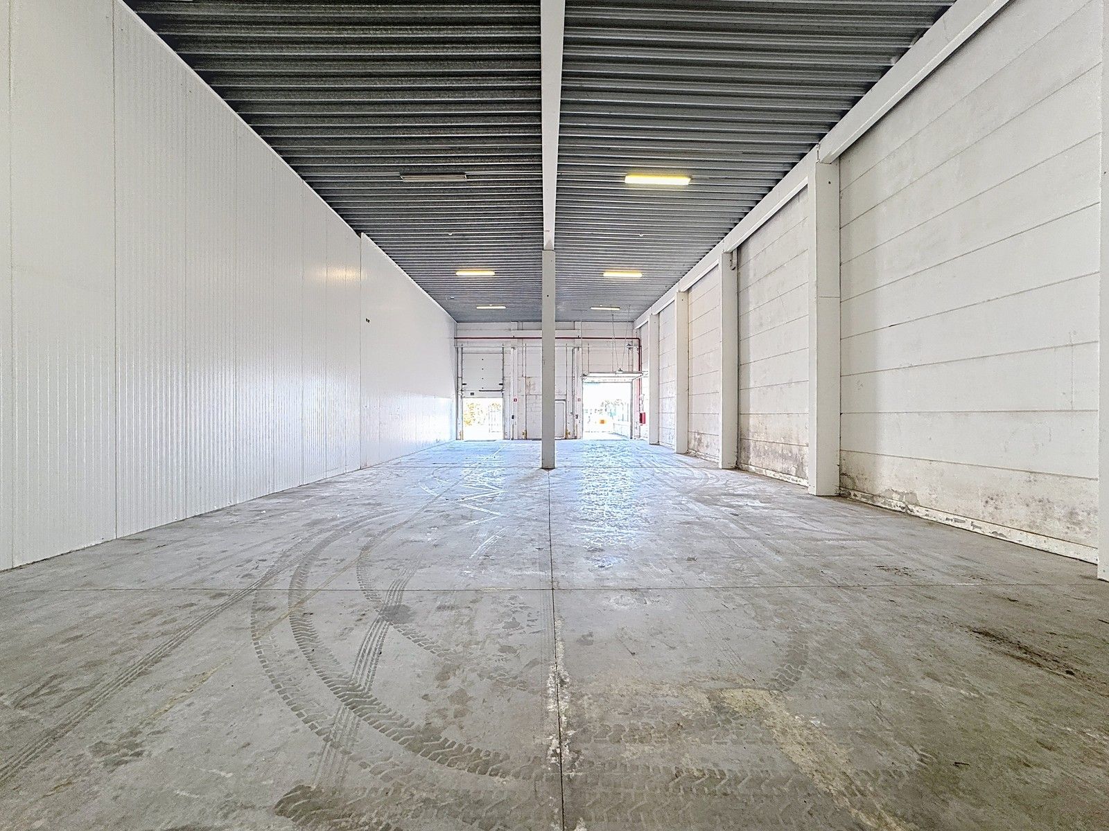 Instapklare OPSLAGRUIMTE (380m²) met verharde koer te huur op industriezone te Veurne! foto 6