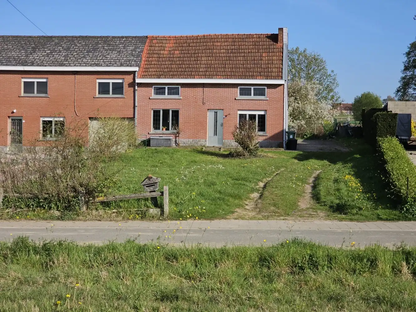 Hoofdfoto van de publicatie: Rustig gelegen te renoveren halfopen bebouwing