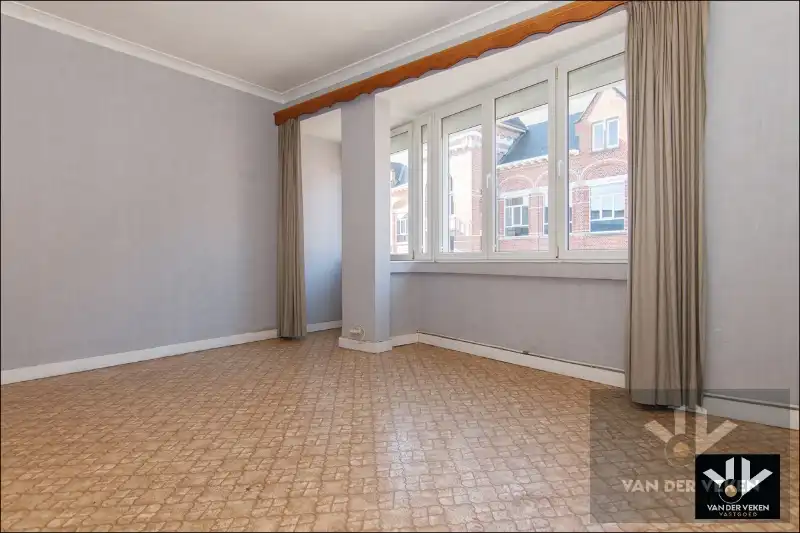 Ruime en goed gelegen te moderniseren rijwoning met gezellige binnekoer, garage en/of atelier foto 14