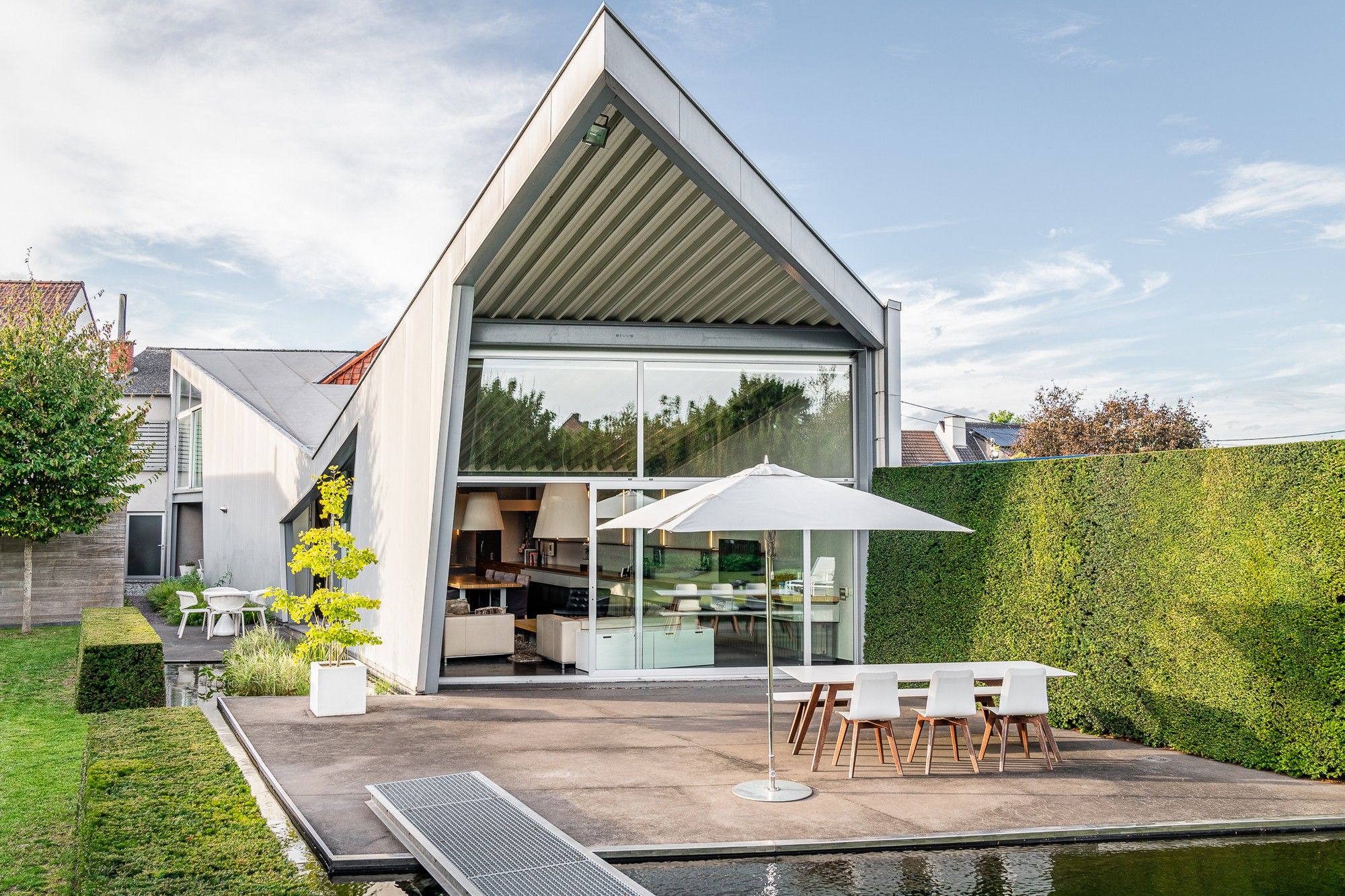 Instapklare design - minimalistische ARCHITECTENWONING  met ZW - private tuin op goede ligging. foto 4