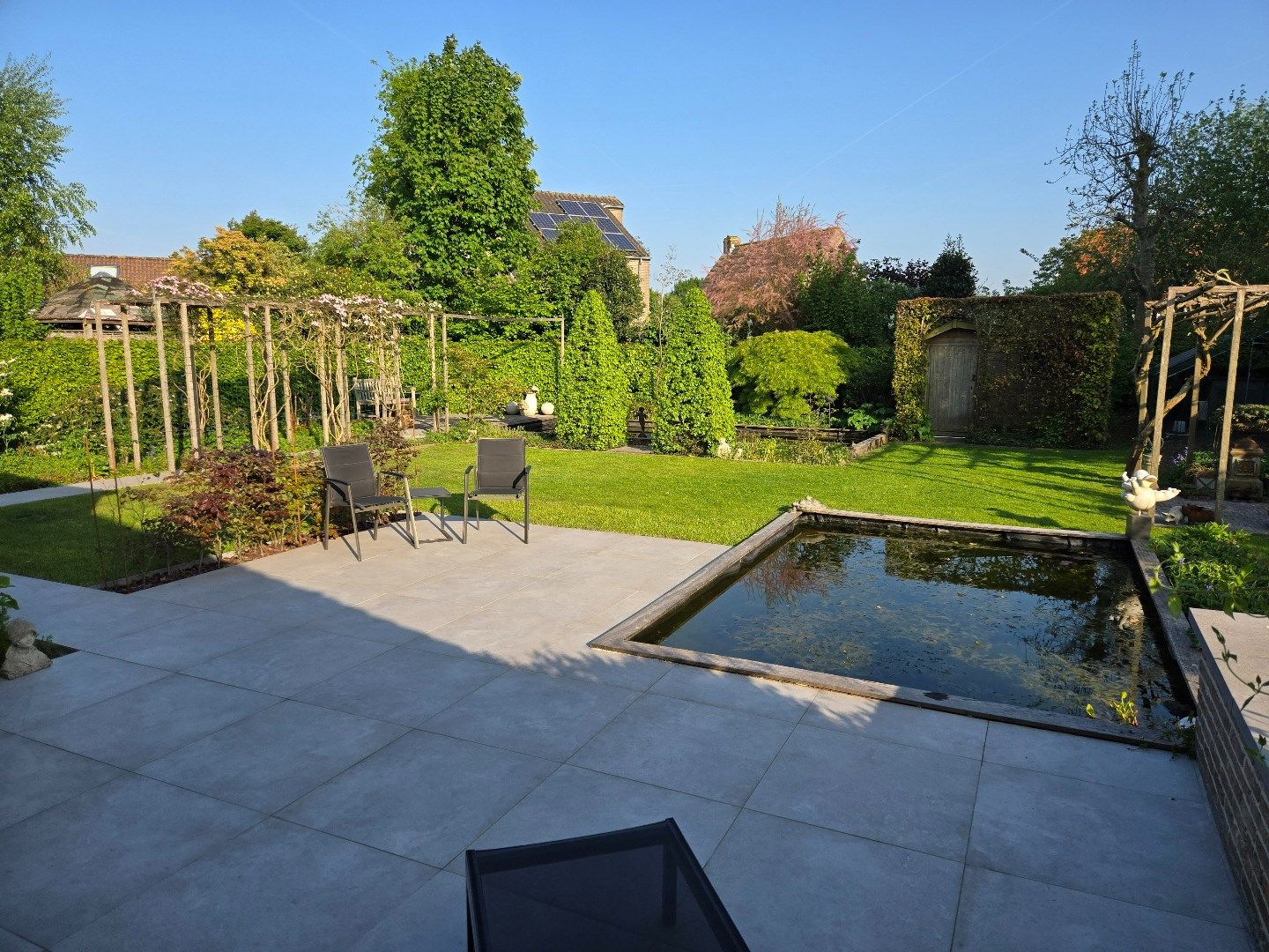 Steeds vernieuwende, energiezuinige villa met garage en zongerichte tuin in residentiële, kindvriendelijke buurt te Sint-Kruis. foto {{pictureIndex}}