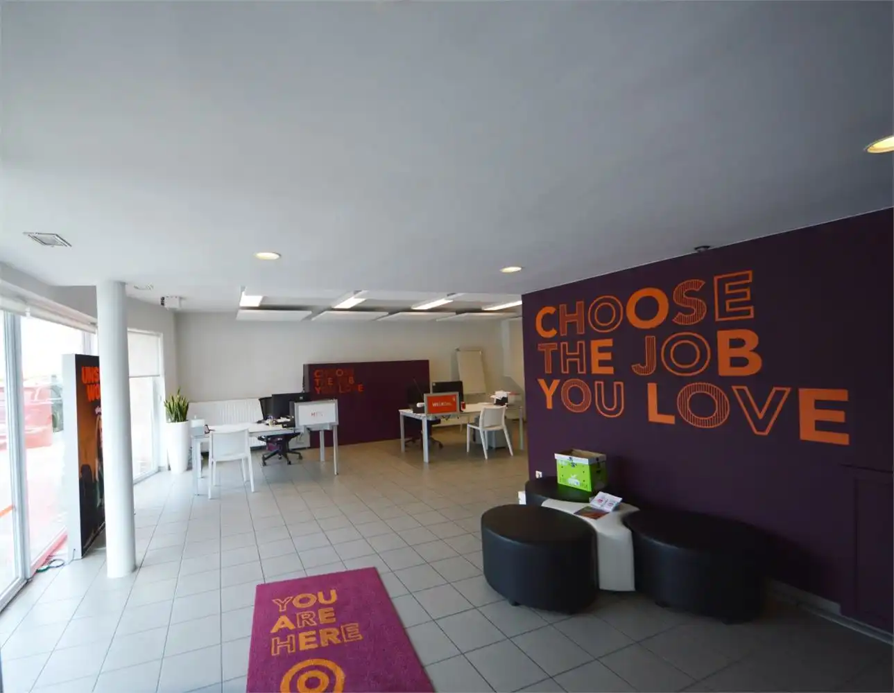 INSTAPKLAAR GELIJKVLOERS INCL. 3 PRIVE PARKINGS NABIJ E40 EN PARKLAAN foto 20