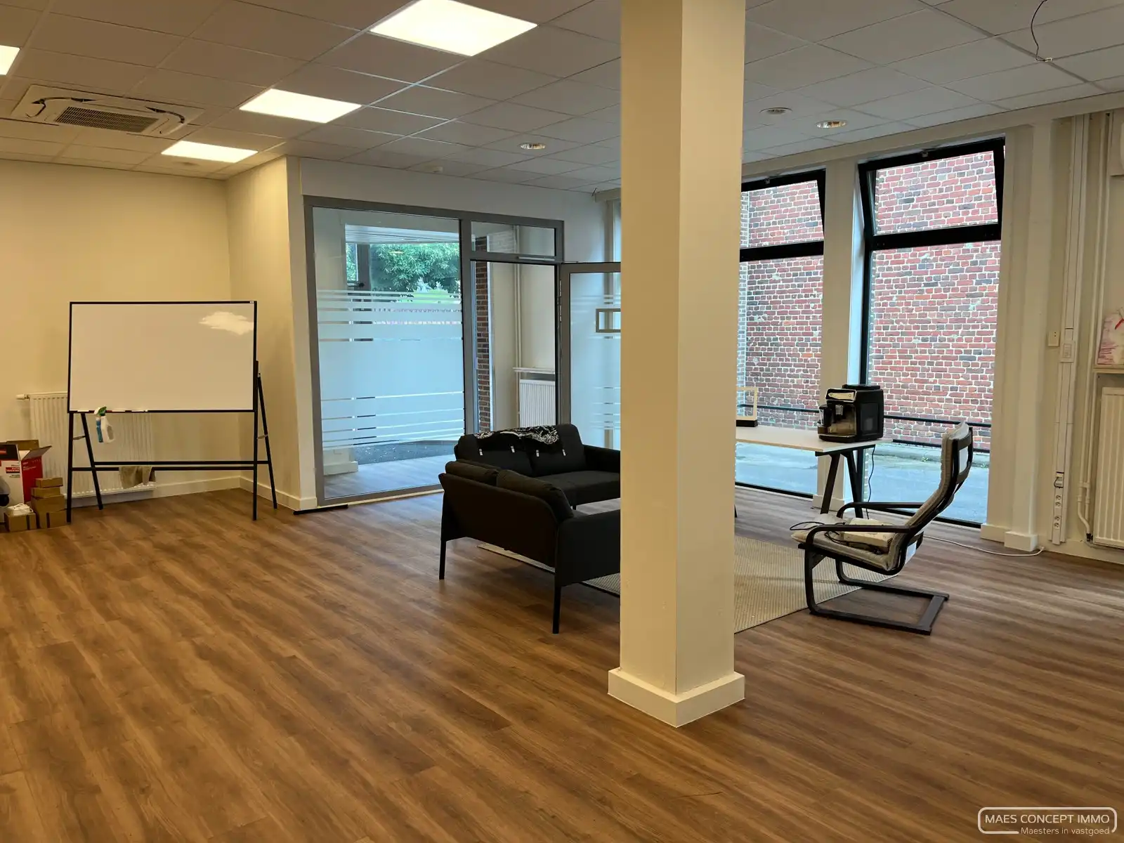 Kantoor van 180 m² te huur in Anzegem op toplocatie foto 2