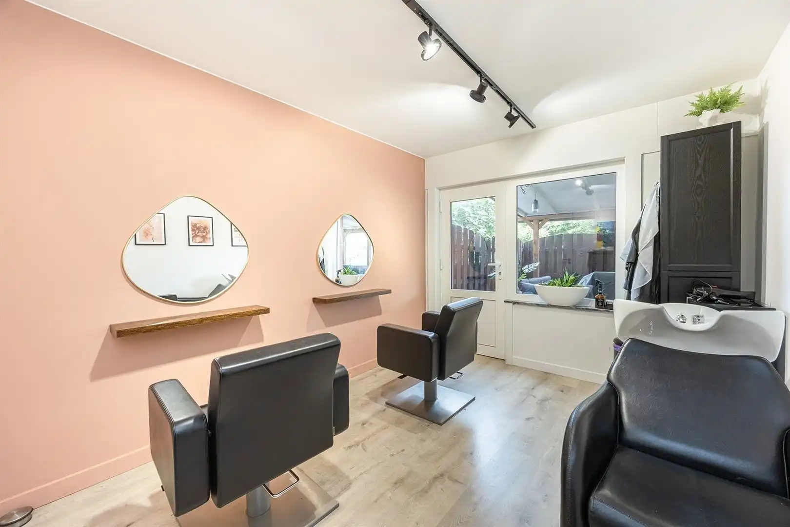 Hedendaags 2-slaapkamerappartement met tuin, garage en praktijkruimte  foto 20