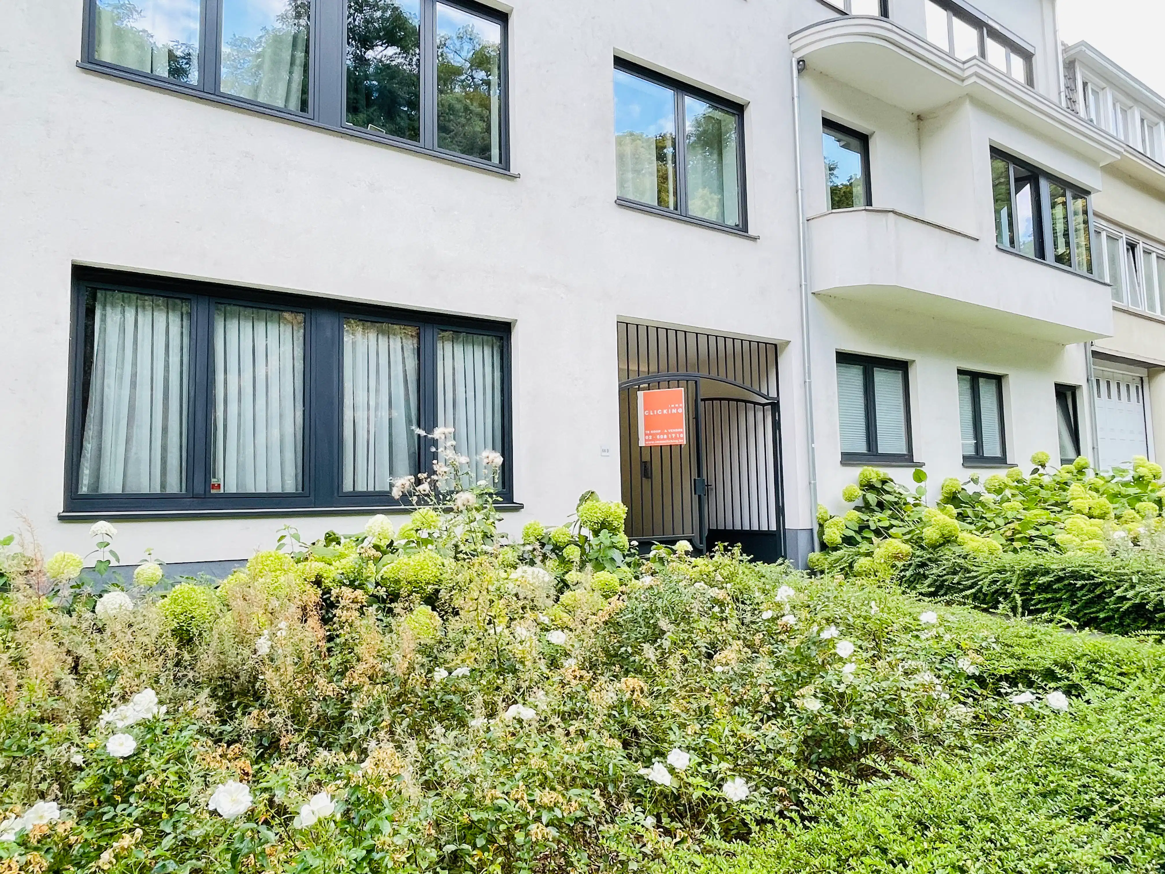 Stijlvol en recent appartement met tuin en patio foto 11