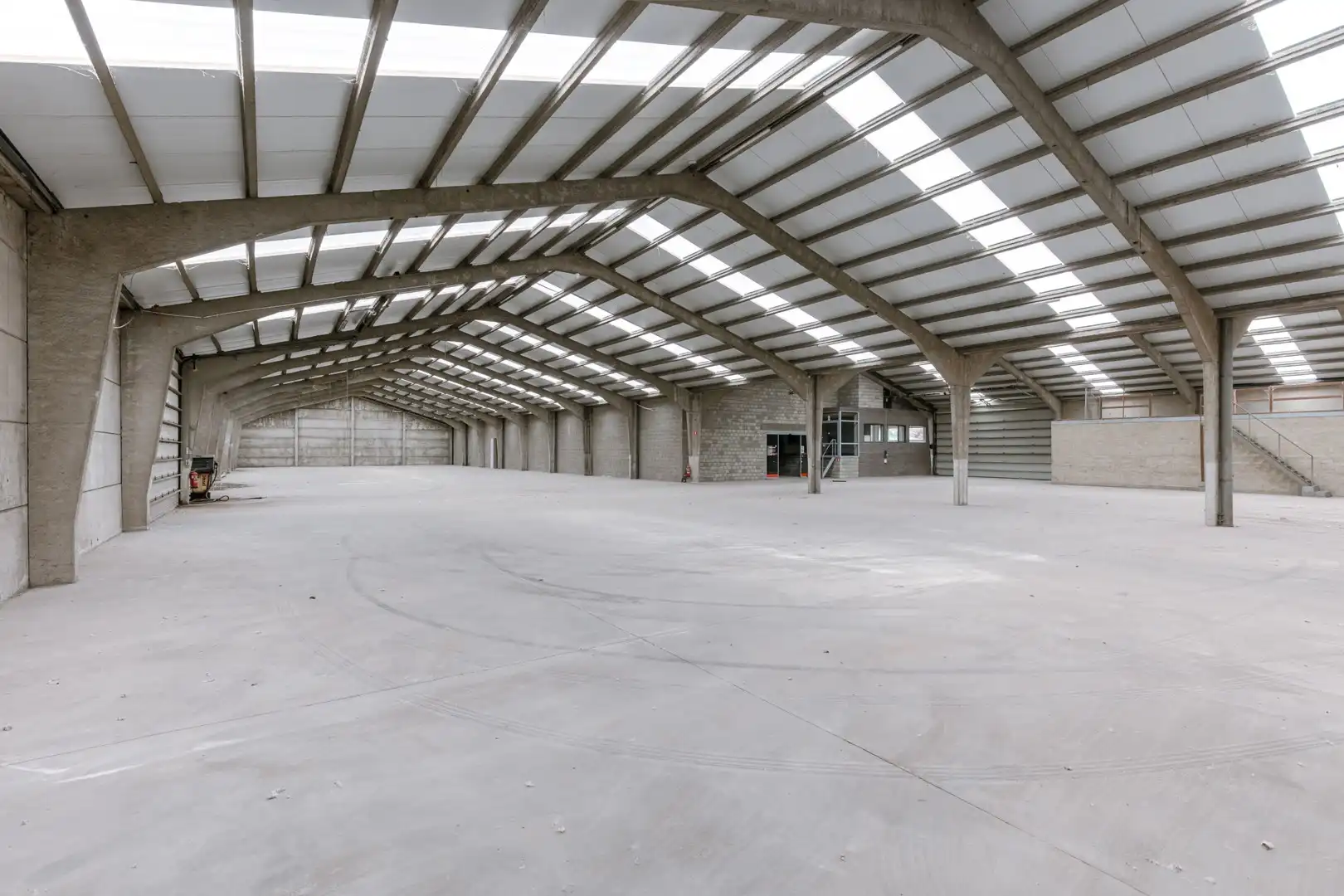 Industriegrond van 14.768 m² met bedrijfsgebouw van 3.025 m² te koop foto 2