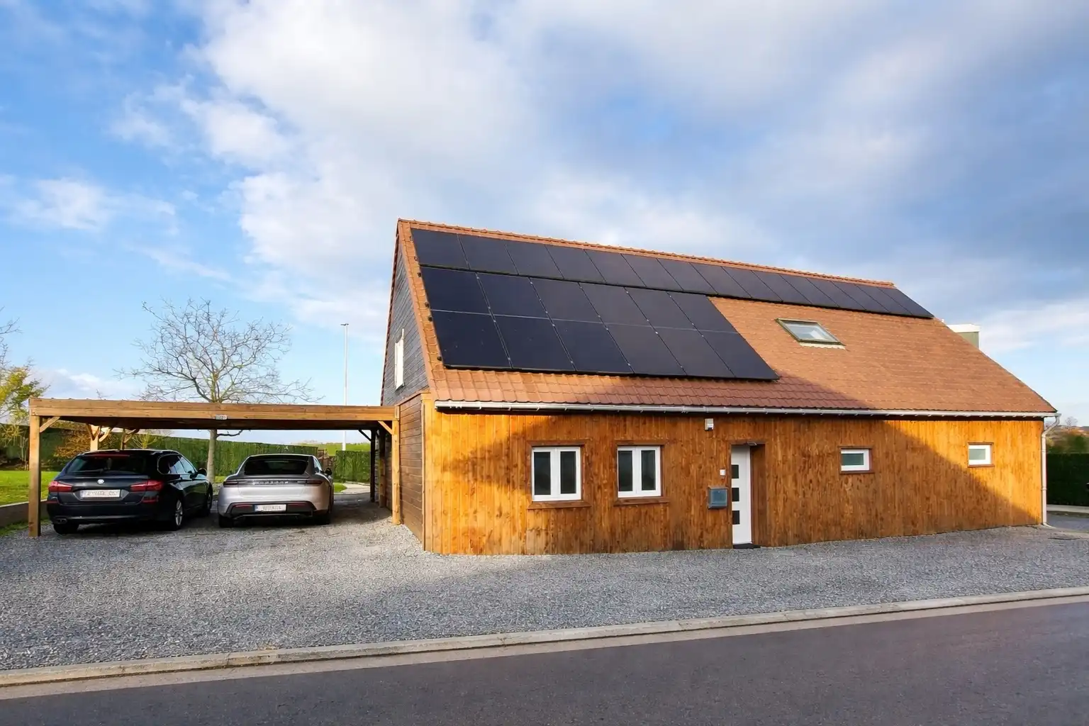 In het landelijke Roborst, een deelgemeente van Zwalm in de prachtige Vlaamse Ardennen, bevindt zich deze ruime en volledig gerenoveerde woning op een perceel van 1.143 m².  foto {{pictureIndex}}