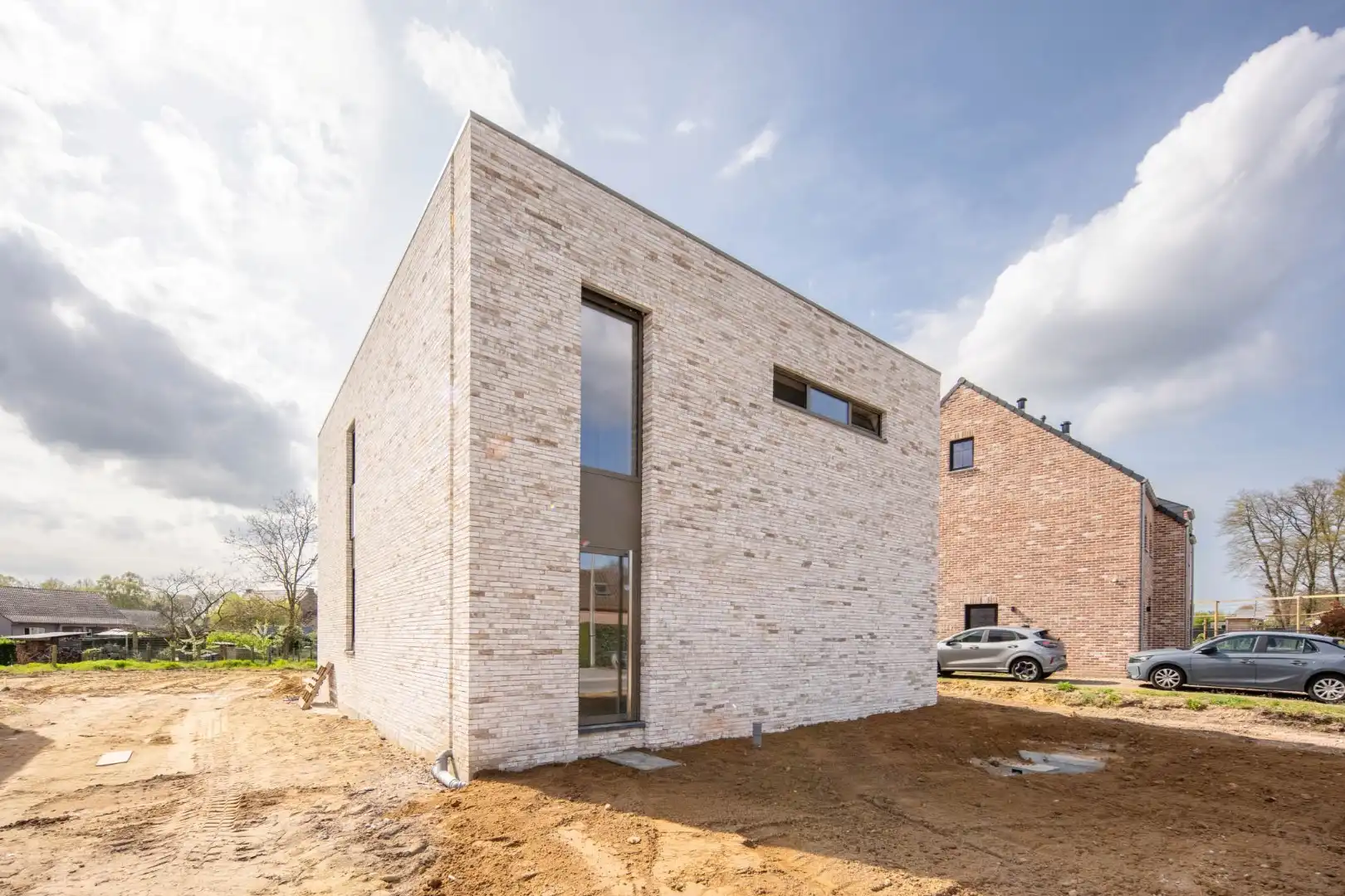 Vrijstaande, rustig gelegen CASCO + afgewerkte woning in een moderne bouwstijl op een fraai perceel op een rustige locatie!  foto 2