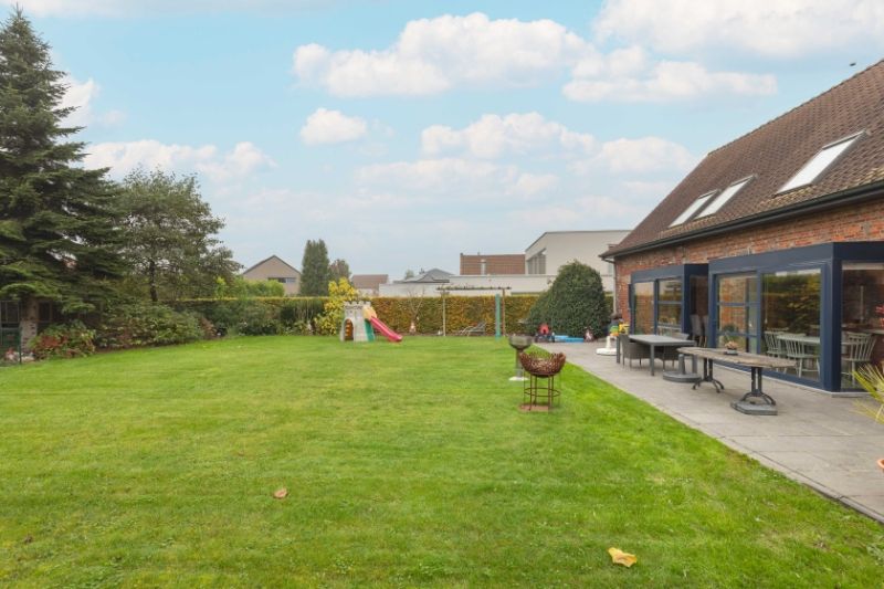 Roeselare-Stadsrand. RUIME VILLA MET EXTRA POTENTIEEL op 1150m2 gelegen aan uitstekende invalsweg, 3-4 slaapkamers. Garage. En prachtige diepe Zuid-Westelijke tuin. foto 12