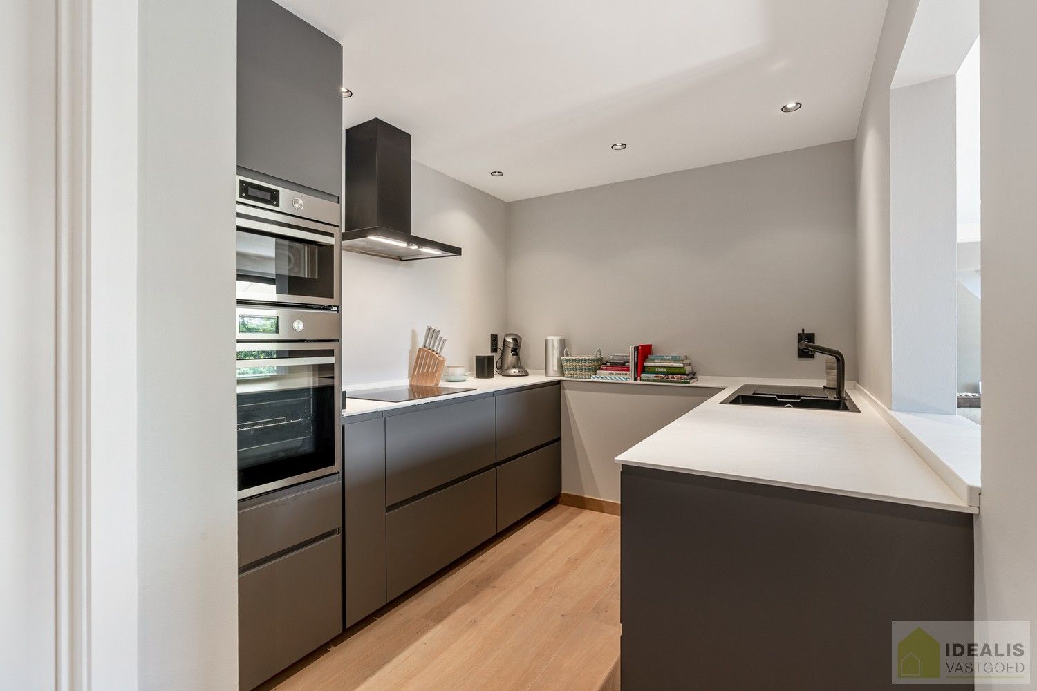 DEALIS VASTGOED – INSTAPKLAAR APPARTEMENT MET 2 SLAAPKAMERS, LICHTRIJKE LEEFRUIMTE, BADKAMER, GOED UITGERUSTE KEUKEN, GARAGEBOX EN AUTOSTAANPLAATS OP EEN UITERST GUNSTIGE LOCATIE AAN DE RAND VAN HET CENTRUM VAN PELT! foto 27