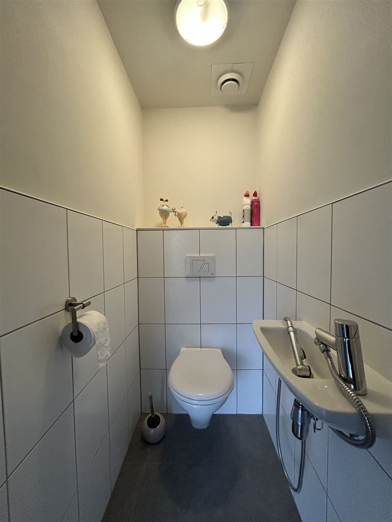 Ruim duplexappartement met 2 slaapkamers, terras, autostaanplaats en kelderberging. foto 10