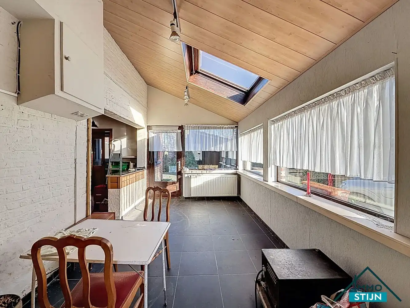 Ruime te renoveren woning met veel potentieel foto 3