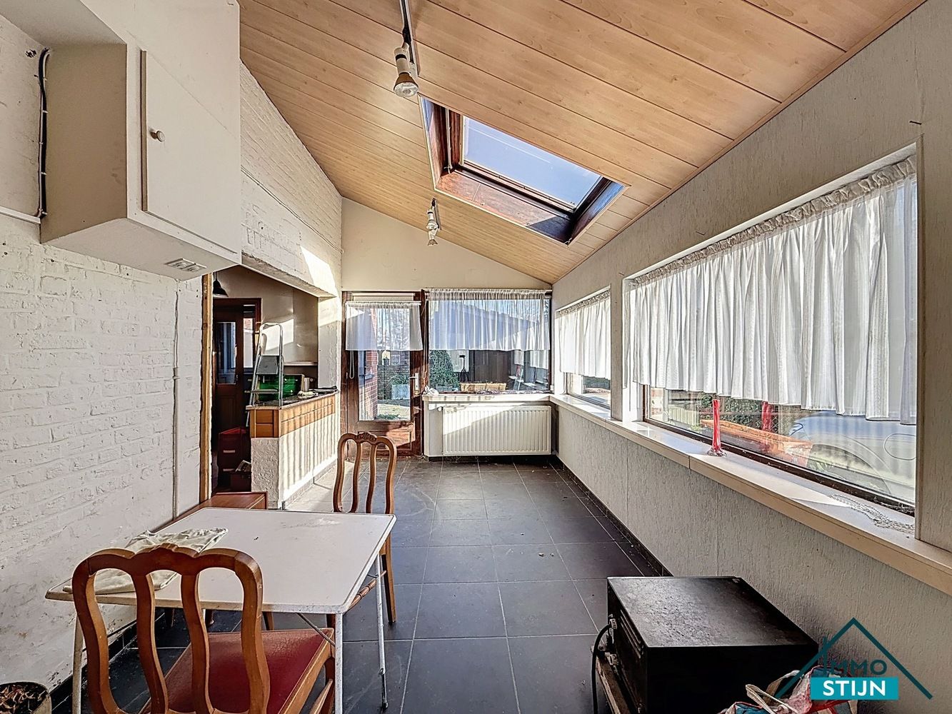 Ruime te renoveren woning met veel potentieel foto 3