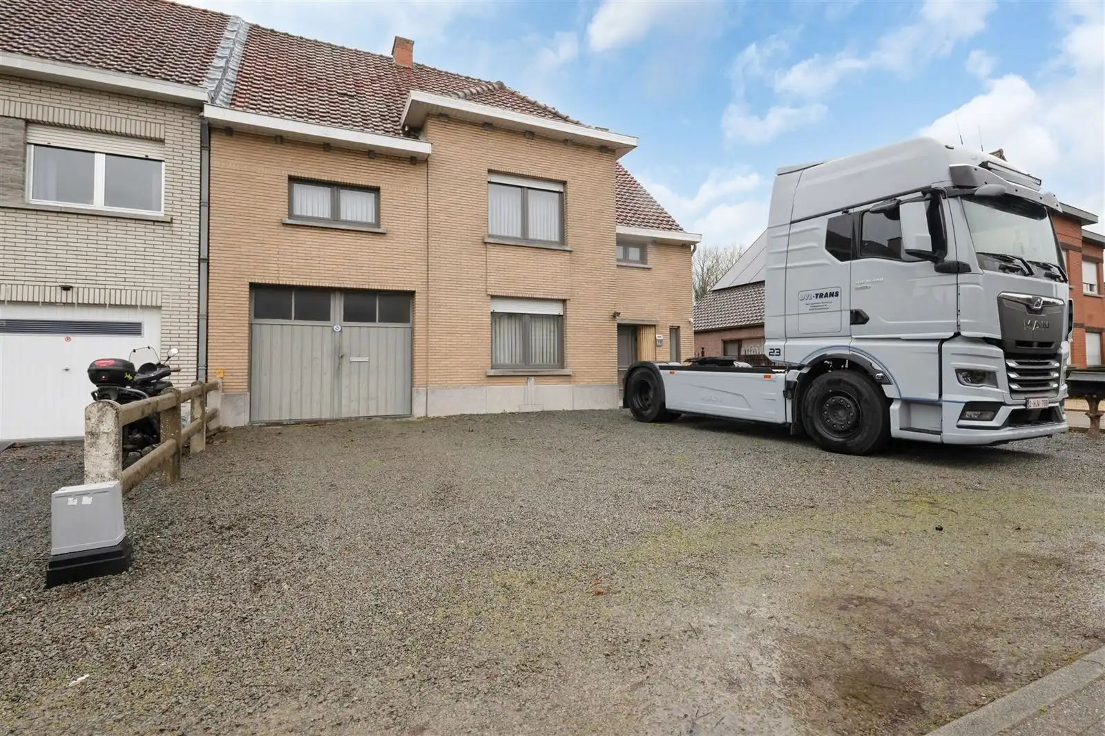 Te renoveren gezinswoning met garage en tuin op 7are55 foto 2