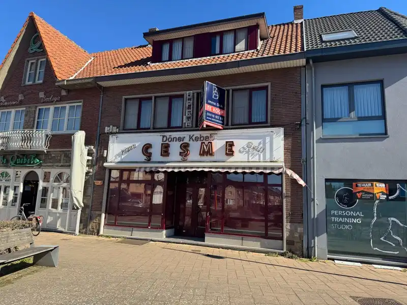 Handelspand met woonst op een strategische ligging. foto {{pictureIndex}}