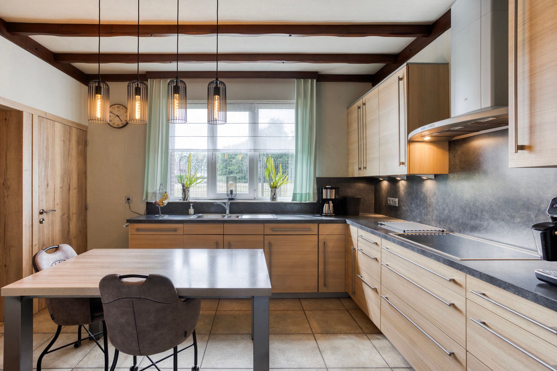 Open bebouwing met 4 slp, tuin, garage en prachtig uitzicht! foto 9